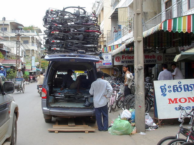 放置自転車をカンボジアに輸送