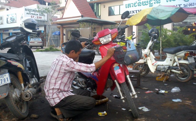 カンボジアでバイクのオイル交換方法